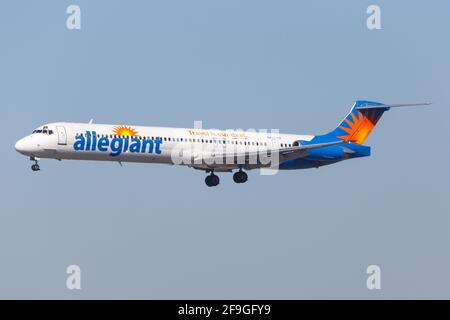 Los Angeles, Stati Uniti d'America - 21. Febbraio 2016: Allegiant Air McDonnell Douglas MD-83 all'aeroporto di Los Angeles (LAX) negli Stati Uniti. Foto Stock