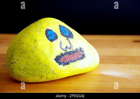 una roccia dipinta da un bambino come un amico immaginario Foto Stock