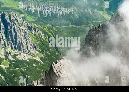 Vista aerea del paesaggio di montagna e roccia in alta Tatra Foto Stock