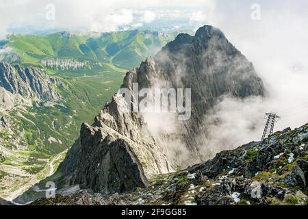 Vista aerea del paesaggio di montagna e roccia in alta Tatra Foto Stock