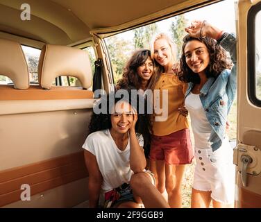Gruppo multietnico di amici di sesso femminile che trascorrono del tempo insieme Foto Stock