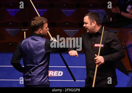 Stephen Maguire (a destra) della Scozia interagisce con Jamie Jones del Galles durante il giorno 2 dei Campionati Mondiali di Snooker di Betfred 2021 al Crucible, Sheffield. Data immagine: Domenica 18 aprile 2021. Foto Stock