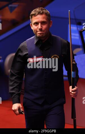 Jamie Jones of Wales guarda avanti mentre lascia il tavolo dopo la vittoria nel Betfred World Snooker Championship Round One match contro Stephen Maguire di Scozia durante il giorno 2 del Betfred World Snooker Championships 2021 al Crucible di Sheffield. Data immagine: Domenica 18 aprile 2021. Foto Stock