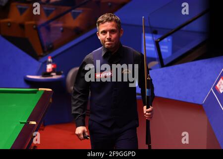 Jamie Jones of Wales guarda avanti mentre lascia il tavolo dopo la vittoria nel Betfred World Snooker Championship Round One match contro Stephen Maguire di Scozia durante il giorno 2 del Betfred World Snooker Championships 2021 al Crucible di Sheffield. Data immagine: Domenica 18 aprile 2021. Foto Stock