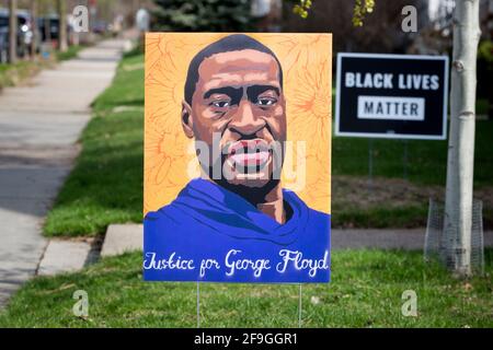 Un cartello del cantiere George Floyd del quartiere con un ritratto colorato e un messaggio scritto a mano, Justice for George Floyd Foto Stock