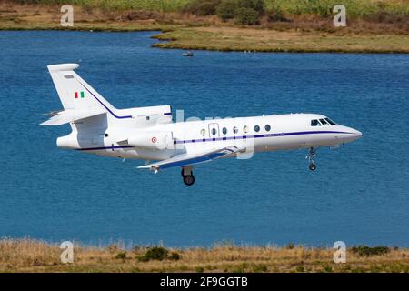 Corfù, Grecia – 14. Settembre 2017: Repubblica Italiana Dassault Falcon 50 all'aeroporto di Corfù (CFU) in Grecia. Foto Stock