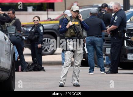 Austin, TX USA 18 aprile 2021: La polizia di Austin e la SWAT insieme al Dipartimento del Texas della pubblica sicurezza (DPS) ufficiali e agenti dell'FBI indagano la scena di un triplo omicidio nel nord-ovest di Austin la domenica mattina nella zona di Arboretum. Il sospetto è ancora in gran parte ed è stato identificato dalle forze dell'ordine come un ex detective Travis County Sheriff's Department coinvolto in una controversia interna. Credit: Bob Daemmrich/Alamy Live News Foto Stock