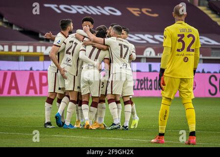 Torino, Italia. 18 Apr 2021. Torino. Partita di campionato Serie A Tim 2020/2021. Torino vs Roma. Stadio Olimpico Grande Torino nella foto: Celebrazione della Roma Goal Credit: Independent Photo Agency/Alamy Live News Foto Stock