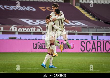 Torino, Italia. 18 Apr 2021. Torino. Partita di campionato Serie A Tim 2020/2021. Torino vs Roma. Stadio Olimpico Grande Torino nella foto: Celebrazione della Roma Goal Credit: Independent Photo Agency/Alamy Live News Foto Stock