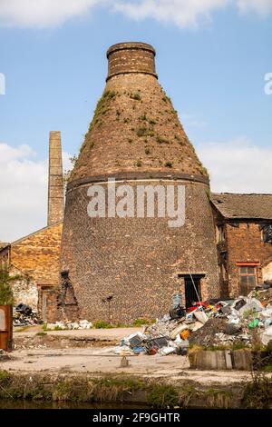 Il vecchio forno di bottiglia disusato al prezzo precedente e. Le ceramiche di Kensington lavorano sulle rive del Trent e. Mersey canale a Longport Stoke su Trent Foto Stock