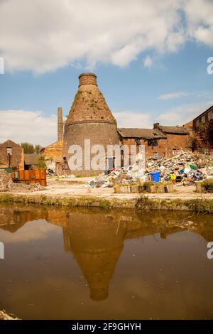 Il vecchio forno di bottiglia disusato al prezzo precedente e. Le ceramiche di Kensington lavorano sulle rive del Trent e. Mersey canale a Longport Stoke su Trent Foto Stock