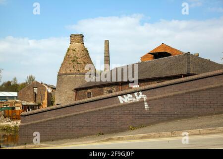 Il vecchio forno di bottiglia disusato al prezzo precedente e. Le ceramiche di Kensington lavorano sulle rive del Trent e. Mersey canale a Longport Stoke su Trent Foto Stock