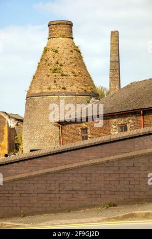 Il vecchio forno di bottiglia disusato al prezzo precedente e. Le ceramiche di Kensington lavorano sulle rive del Trent e. Mersey canale a Longport Stoke su Trent Foto Stock