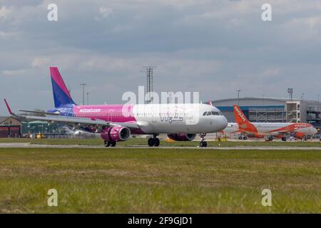 Wizz Air Airbus A321 registrazione ha-LXG tassare il 16 aprile 2021 presso l'aeroporto di Londra Luton, Bedfordshire, Regno Unito Foto Stock