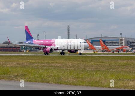 Wizz Air Airbus A321 registrazione ha-LXG tassare il 16 aprile 2021 presso l'aeroporto di Londra Luton, Bedfordshire, Regno Unito Foto Stock