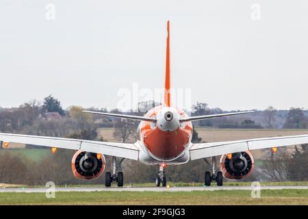 EasyJet Airbus A320 NEO registrazione G-UZHW tassare il 16 aprile 2021 presso l'aeroporto di Londra Luton, Bedfordshire, Regno Unito Foto Stock