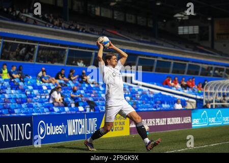 Birmingham, Regno Unito. 18 Apr 2021. Callum Brittain n. 7 di Barnsley prende un tiro-in a Birmingham, Regno Unito il 4/18/2021. (Foto di Mark Cosgrove/News Images/Sipa USA) Credit: Sipa USA/Alamy Live News Foto Stock