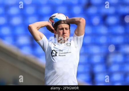 Birmingham, Regno Unito. 18 Apr 2021. Callum Brittain n. 7 di Barnsley prende un tiro-in a Birmingham, Regno Unito il 4/18/2021. (Foto di Mark Cosgrove/News Images/Sipa USA) Credit: Sipa USA/Alamy Live News Foto Stock