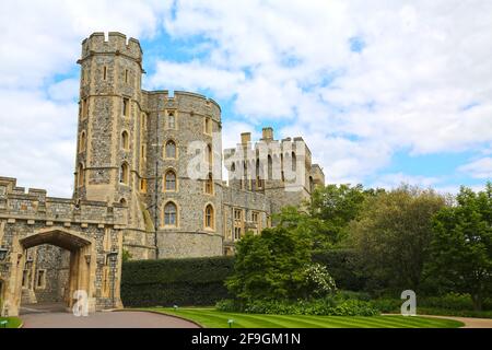 Londra, Gran Bretagna - 25 maggio 2016: Castello di Windsor, porta di San Giorgio e Torre di Re Edoardo III in un giorno di primavera. Foto Stock