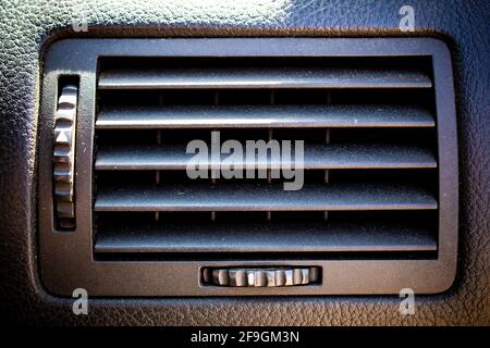 Primo piano del pannello del sistema di ventilazione dell'auto all'interno del veicolo Foto Stock