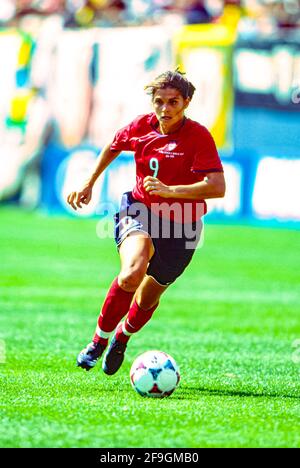 Mia Hamm, 9 (USA) in gara alla Coppa del mondo di calcio femminile 1999. Foto Stock