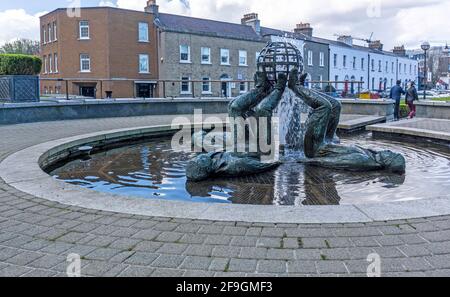 Una scultura di Cliodna Cussen intitolata Chi ha fatto il mondo. E' fuori dall'Herbert Park Hotel a Ballsbridge, Dublino, Irlanda. Foto Stock