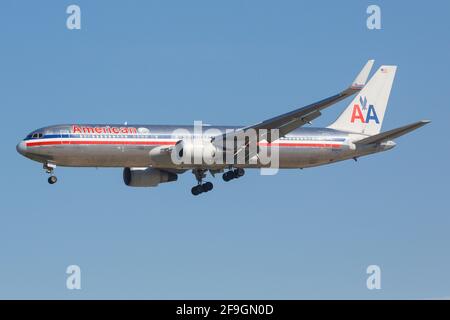 Los Angeles, Stati Uniti d'America - 21. Febbraio 2016: American Airlines Boeing 767-300 all'aeroporto di Los Angeles (LAX) negli Stati Uniti. Boeing è un bas produttore di aeromobili Foto Stock