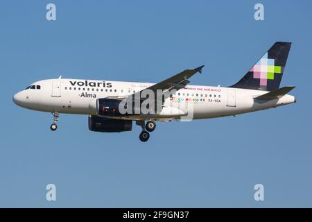 Los Angeles, Stati Uniti d'America - 21. Febbraio 2016: Volaris Airbus A319 all'aeroporto di Los Angeles (LAX) negli Stati Uniti. Foto Stock