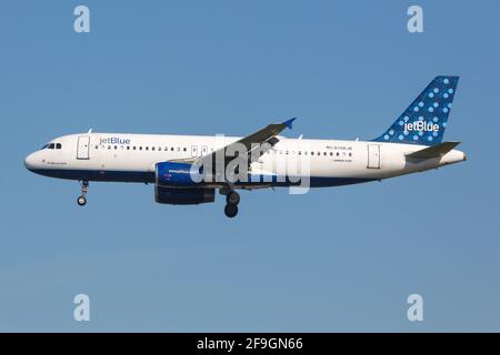 Los Angeles, Stati Uniti d'America - 21. Febbraio 2016: JetBlue Airbus A320 all'aeroporto di Los Angeles (LAX) negli Stati Uniti. Foto Stock
