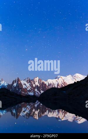 Aiguilles de Chamonix riflesso in Lac Blanc, Monte Bianco, alta Savoia, Regione Rodano-Alpi, Aiguilles Rouges Riserva Naturale, Alpi francesi, Francia Foto Stock