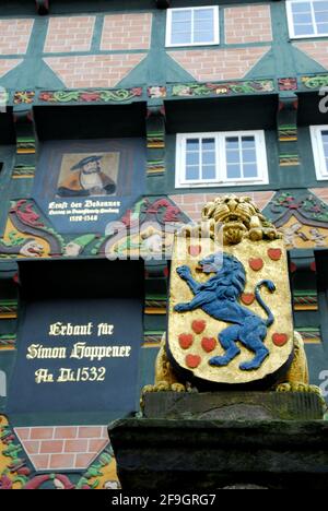 Colonna Fontana con leone, stemma e casa a graticcio, Hoppener Haus, celle, bassa Sassonia, Germania Foto Stock