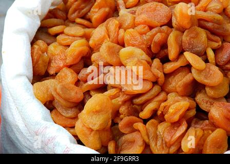 Albicocche (Prunus armeniaca) secche, mercato, Uerguep, Cappadocia, Turchia Foto Stock