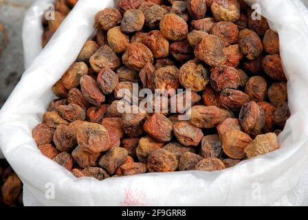 Albicocche (Prunus armeniaca) con nucleo, secche, mercato, Uerguep, Cappadocia, Turchia Foto Stock