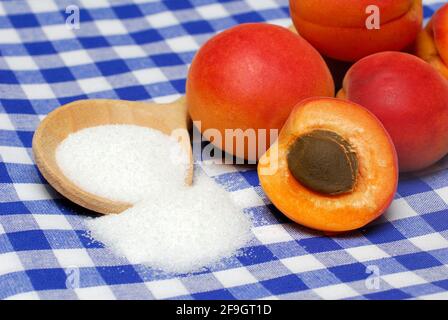 Albicocche (Prunus armeniaca) , cucchiaio da cucina con zucchero Foto Stock