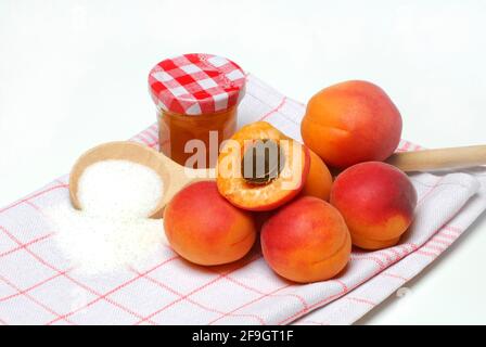 Marmellata di albicocche (Prunus armeniaca), cucchiaio da cucina con zucchero, marmellata, marmellata Foto Stock