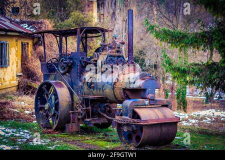 Un vecchio trattore agricolo arrugginito decaduto abbandonato in campagna Foto Stock