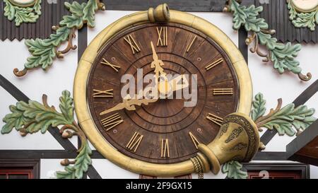 Il più grande orologio a cucù del mondo, vista dettagliata, Harzer Uhrenmuseum, Gernrode, Harz, Sassonia-Anhalt, Germania Foto Stock