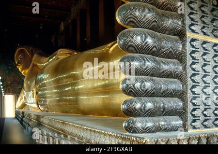 Buddha reclinato - Bangkok - Thailandia 1989 (Foto su pellicola fotografica) Foto Stock