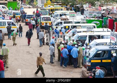 Fermata autobus, Matatu, minibus, Nanyuki, stazione degli autobus, Kenya Foto Stock