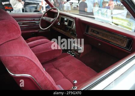 L'interno anteriore di un 1973 Lincoln Continental Mk3 ha parcheggiato in mostra al salone dell'auto classica della Riviera Inglese, Paignton, Devon, Inghilterra. Foto Stock