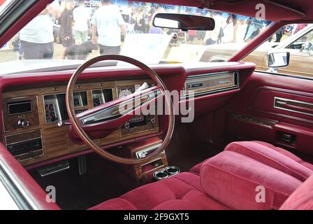 L'interno anteriore di un 1973 Lincoln Continental Mk3 ha parcheggiato in mostra al salone dell'auto classica della Riviera Inglese, Paignton, Devon, Inghilterra. Foto Stock