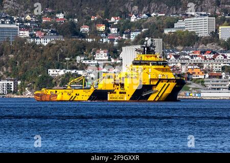 Fornitura offshore di classe ICE AHTS Magne Viking a Byfjorden, nel porto di Bergen, Norvegia. Foto Stock