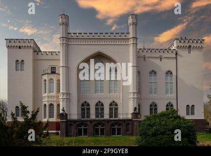 Polonia, Kornik - 18 aprile 2021: Castello neogotico a Kornik tra Poznan - Wielkopolska Polan viaggio Foto Stock