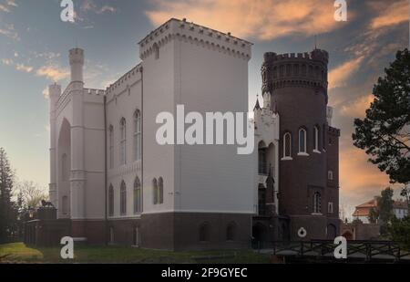 Polonia, Kornik - 18 aprile 2021: Castello neogotico a Kornik tra Poznan - Wielkopolska Polan viaggio Foto Stock