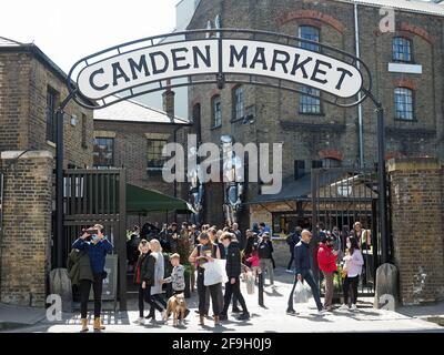 Vista dell'affollata entrata al mercato di Camden su Chalk Farm Road a Londra Foto Stock