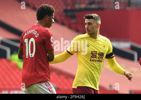 Manchester, Regno Unito. 18 Apr 2021. Marcus Rashford di Manchester United parla con Matthew Lowton di Burnley durante la partita della Premier League a Old Trafford, Manchester, Regno Unito. Data immagine: Domenica 18 aprile 2021. Il credito fotografico dovrebbe essere Credit: Anthony Devlin/Alamy Live News Foto Stock