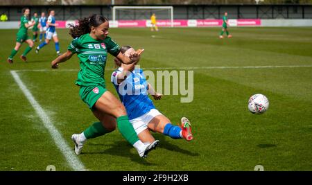 Solihull, Regno Unito. 18 Apr 2021. Rachel Corsie (Birmingham City n°4) si allena ad Ashlee Brown (Coventry 16) . attraversa durante la partita della fa Cup femminile tra Birmingham City & Coventry United at SportNation.bet Stadium in Solihull, England Credit: SPP Sport Press Photo. /Alamy Live News Foto Stock