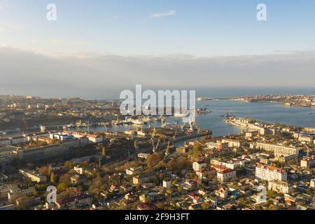 Sevastopol dal lato di Malakhov Kurgan. Sevastopol Bay al sole. Foto Stock