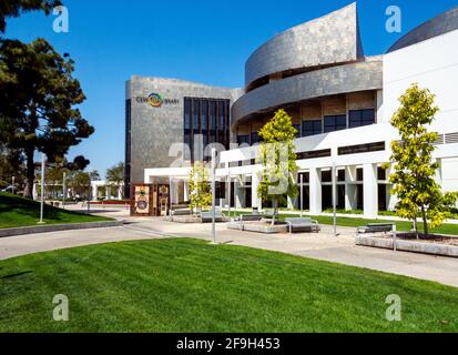 La Biblioteca pubblica di Cerritos, un punto di riferimento urbano moderno che fu il primo edificio rivestito di titanio negli Stati Uniti, situato nel Centro Civico di Cerritos. Foto Stock