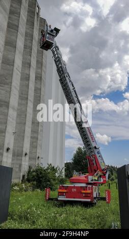 DOMZALE, SLOVENIA - 21 giu 2019: Equipaggio professionale di ripresa che scatta foto e fotografa di evacuazione di soccorso con persona ferita Foto Stock